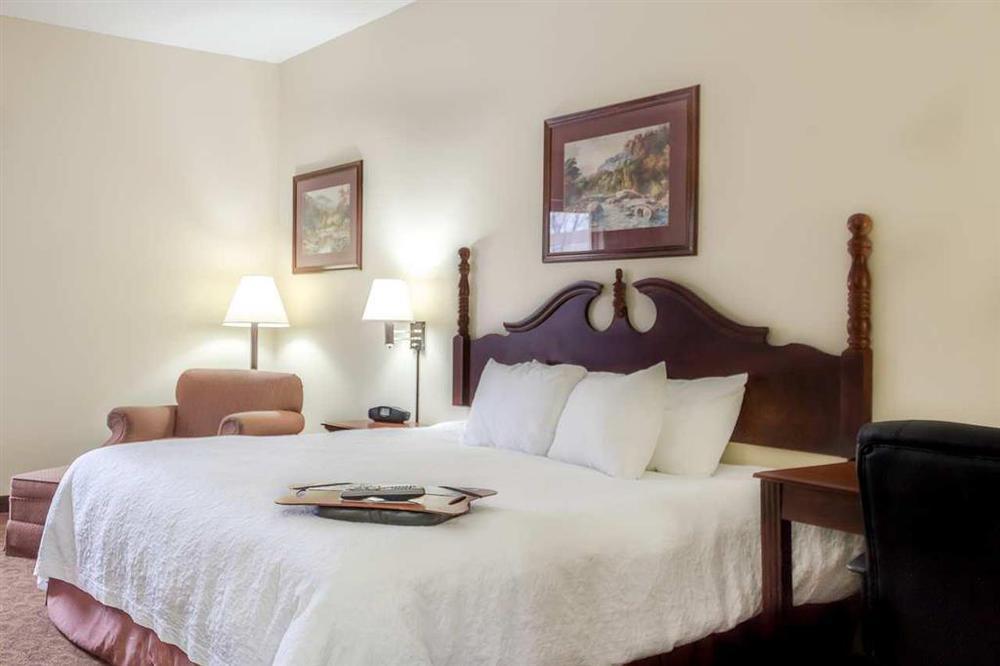 Hampton Inn Dickson Bilik gambar