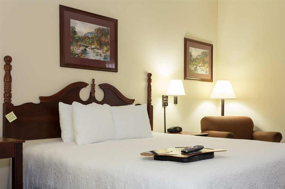 Hampton Inn Dickson Bilik gambar